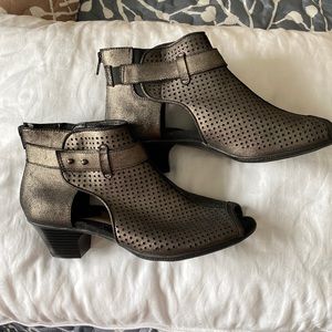 Earth brand bottles. Size 9.5